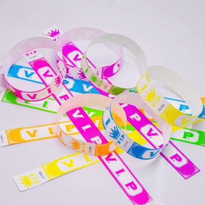 100 ks VIP jednorázových náramků Vodotěsné fluorescenční barevné náramky Samolepicí ID náramky pro akce, festivaly, bary, koncerty