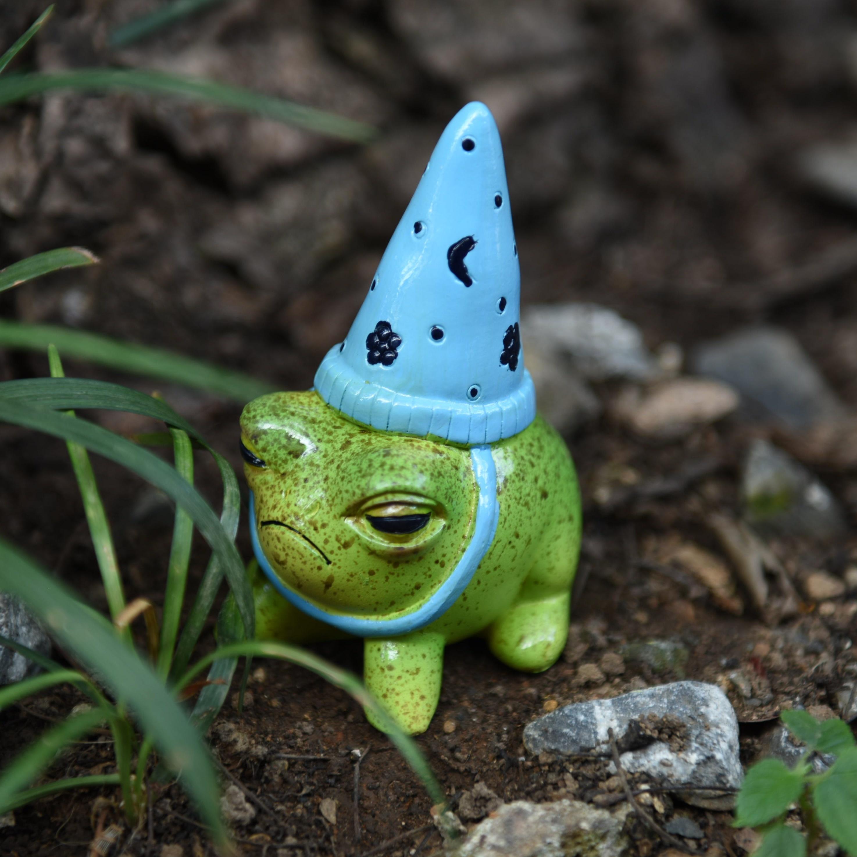 

[1pc Charming Frog Figurine] Charming Resin Frog Figurines with Hats, Miniature Garden Animal Statues, Rustic Country Style, Decorative Flower