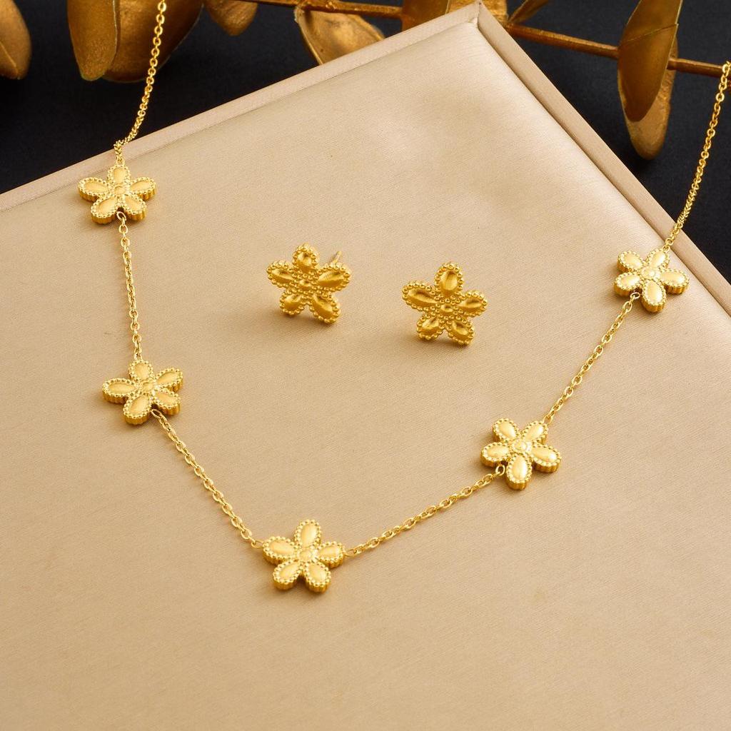 Elegant Korean-Style Gold-Plated Flower Pendant Necklace Set in Stainless Steel