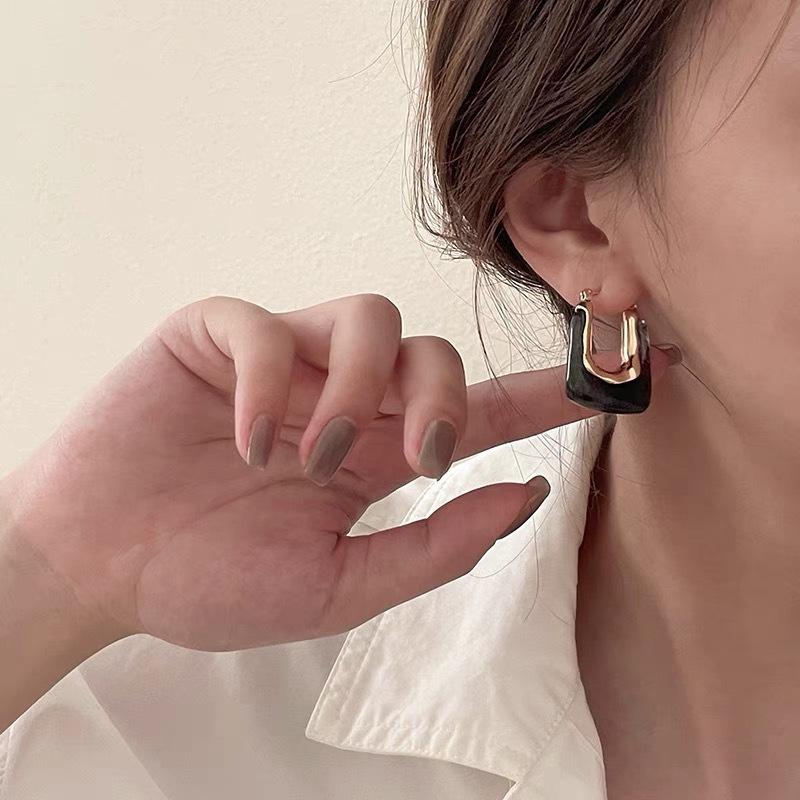 Retro Hong Kong Geometric Resin Ear Clips: Stylish, Versatile Earrings for Women
