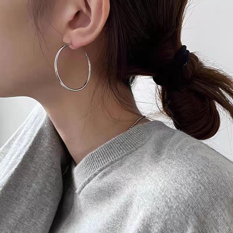 Empfohlen! Sehr feiner schlichter Ring, Ohrstecker mit Silbernadel, Ohrringe für Damen in Kreisform, für eckiges Gesicht, Hochwertige Ohrstecker, Ohrringe.