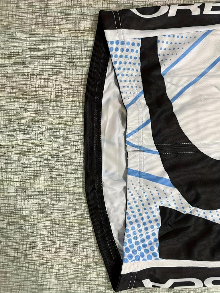 Men's short-sleeved cycling jersey, featuring a round neck and geometric pattern design, suitable for cycling and triathlon sports.