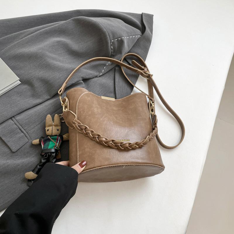 Premium Shoulder Bag Women's Spring New Trend Versatile Shoulder Bag Fashion Retro Messenger Bag