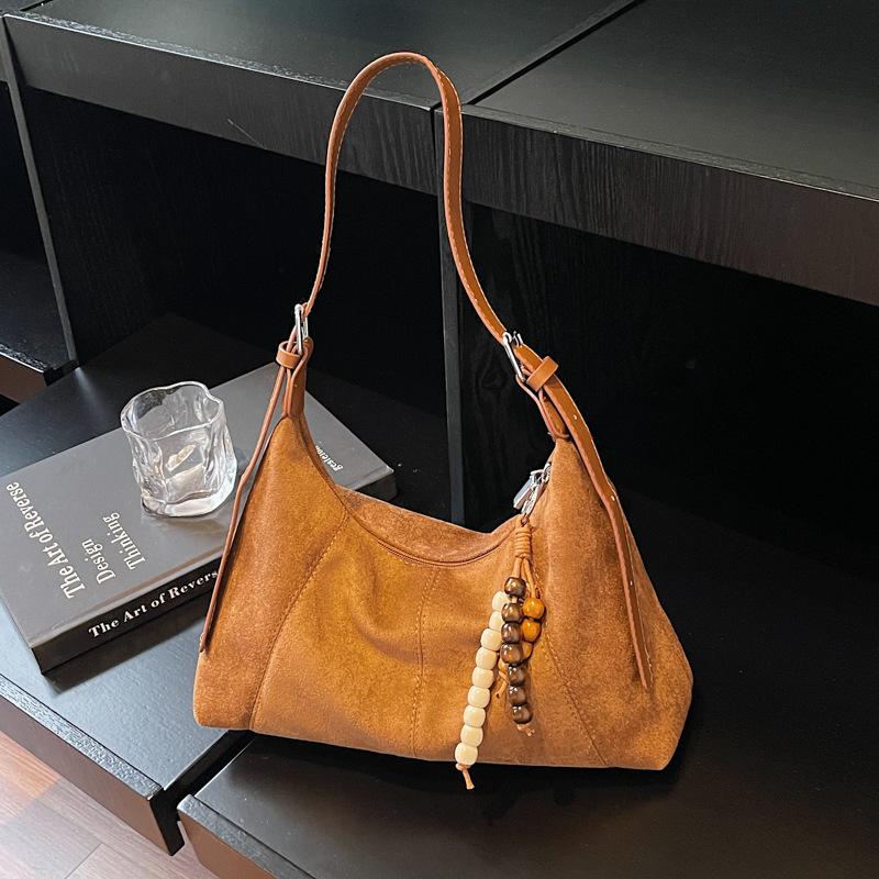 

Underarm bag women s autumn and winter new shoulder bag retro fashion with pendant commuter messenger bag women s bag коричневый