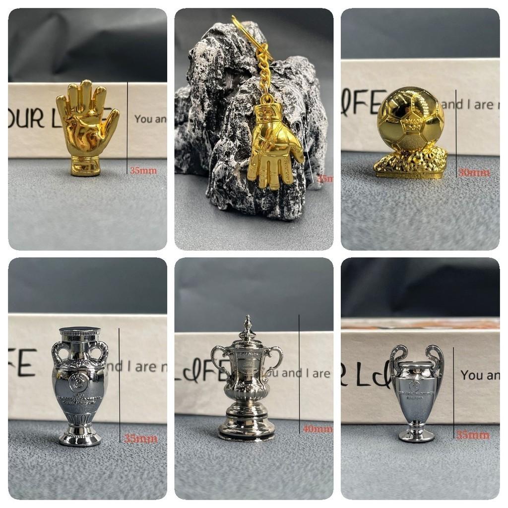 Exquisiter Schlüsselanhänger mit Weltmeisterschafts-Fußballtrophäe aus Zinklegierung, perfektes Erinnerungsgeschenk für Sportfans