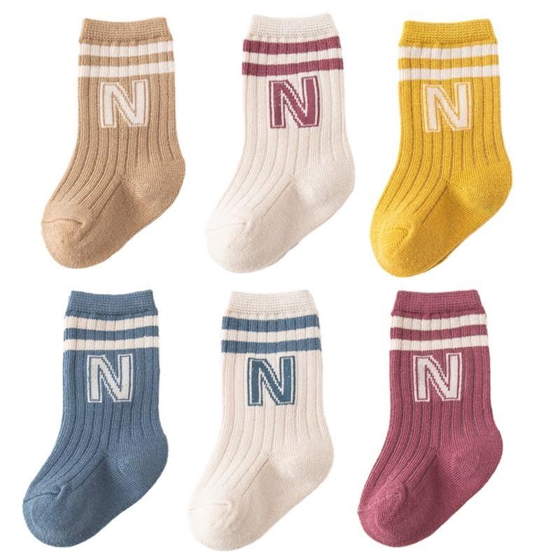 5/6 Paar Baumwolle Buchstaben Säuglings Jungen Socken Hohe Qualität Atmungsaktiv Lässig Baby Jungen Mittelrohrsocken Kinder Jungen Weißes Socken-Set