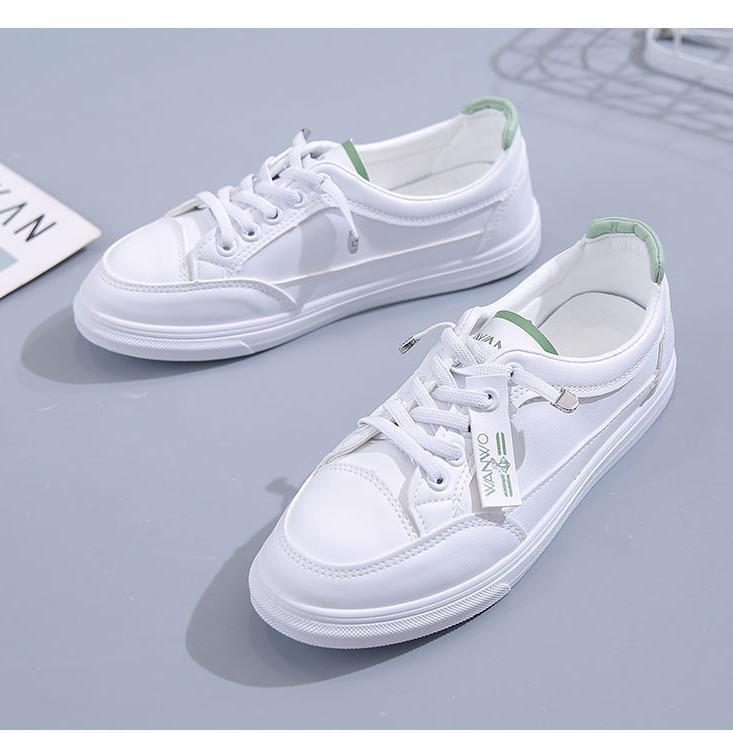 2025 Sommer vielseitige beliebte kleine weiße Damenschuhe Frühling und Sommer neue lässige flache Grundplatten-Schuhe ins Sportschuhe weiß