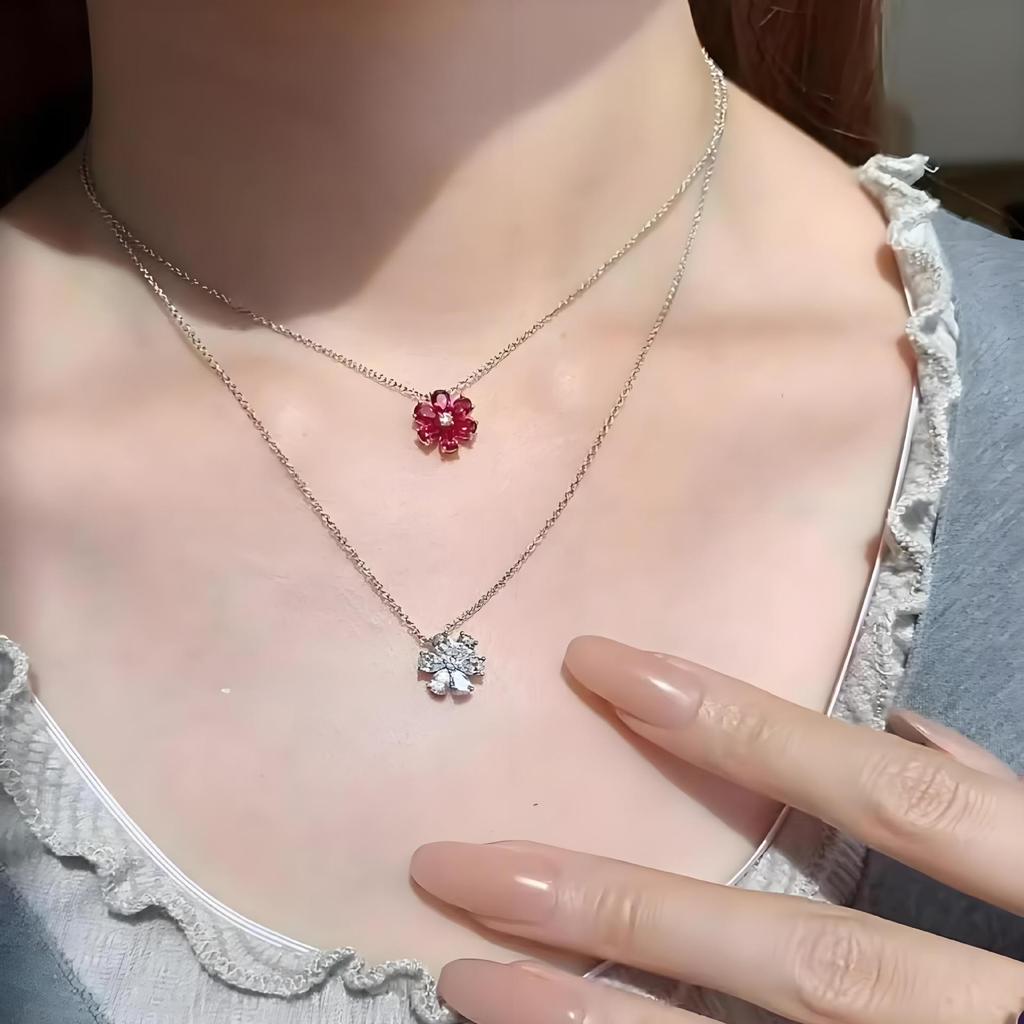 Luxuriöse Nischen-Blumen-Design Kleeblatt-Halskette für Damen – Diamantbesetzter Schlüsselbein-Anhänger