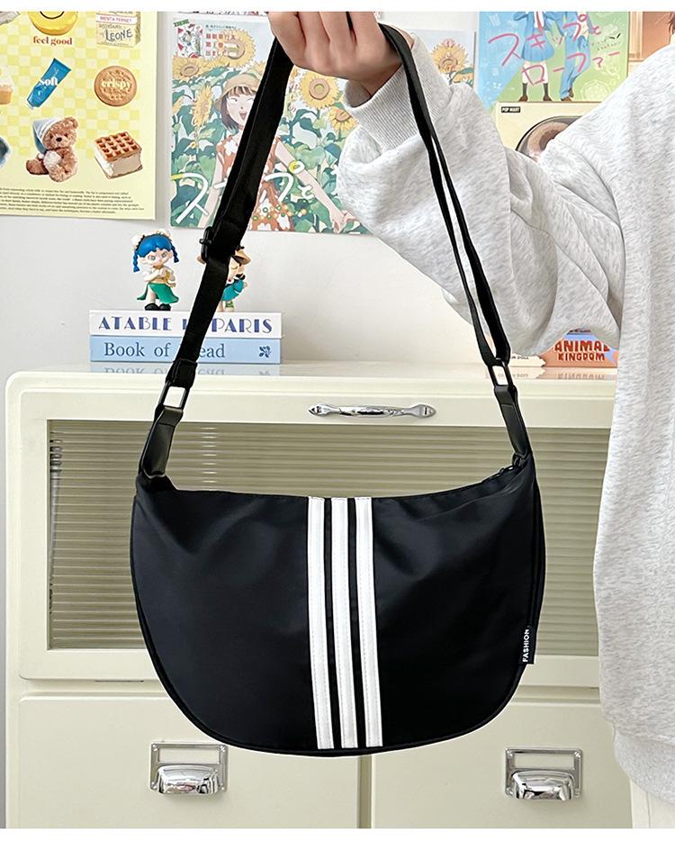

Trendy Campus Style Dumpling Shoulder Bag - Versatile, Portable Crossbody for College Students and Couples 30*11*20 cm