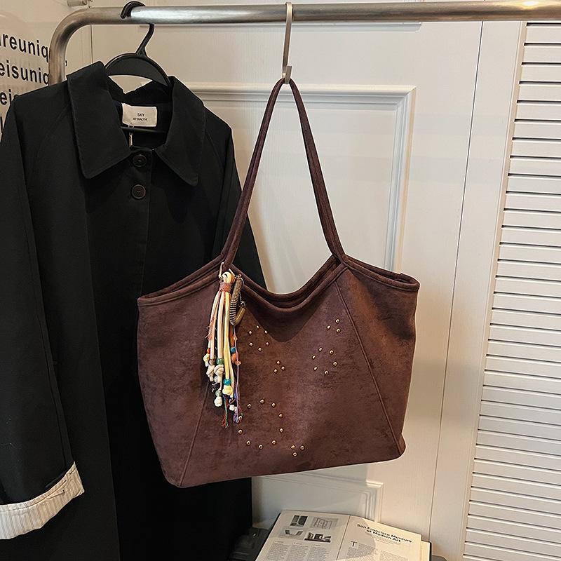 

Замшевая женская сумка большой вместимости 2025 новая осенняя универсальная простая на плечо подмышку сумка-тоут для занятий для студентки separate bag