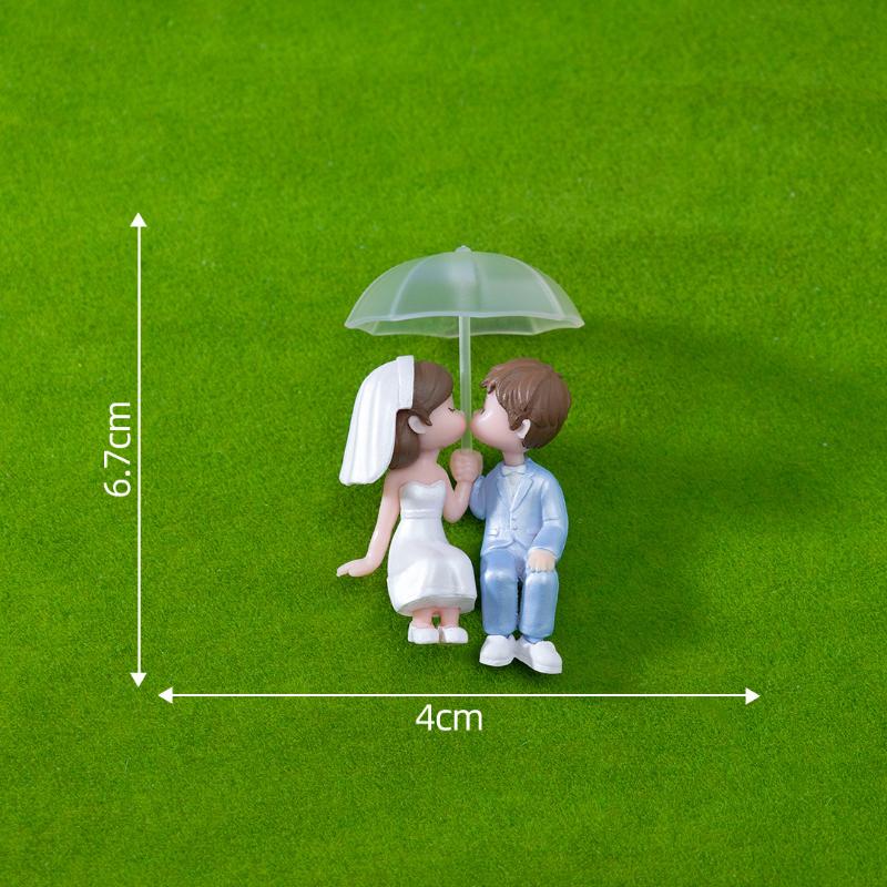 

Mini Doll Umbrella-Holding Kissing Couple Figurines Ornament Lovers Figure Cake Decorations Diy Miniatures Desktop Decor Gifts A2