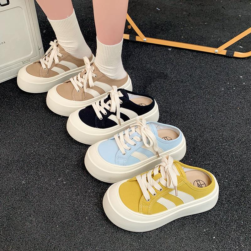 A Girl In Baotou Wearing A Pair of Women's Shoes and A Lazy Person Wearing Canvas Shoes Without Heels