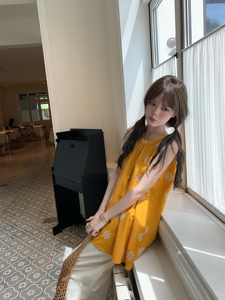 Korean Chic Floral Halter Vest - 2025 Summer Style for Women: Petite Vacation Shirt