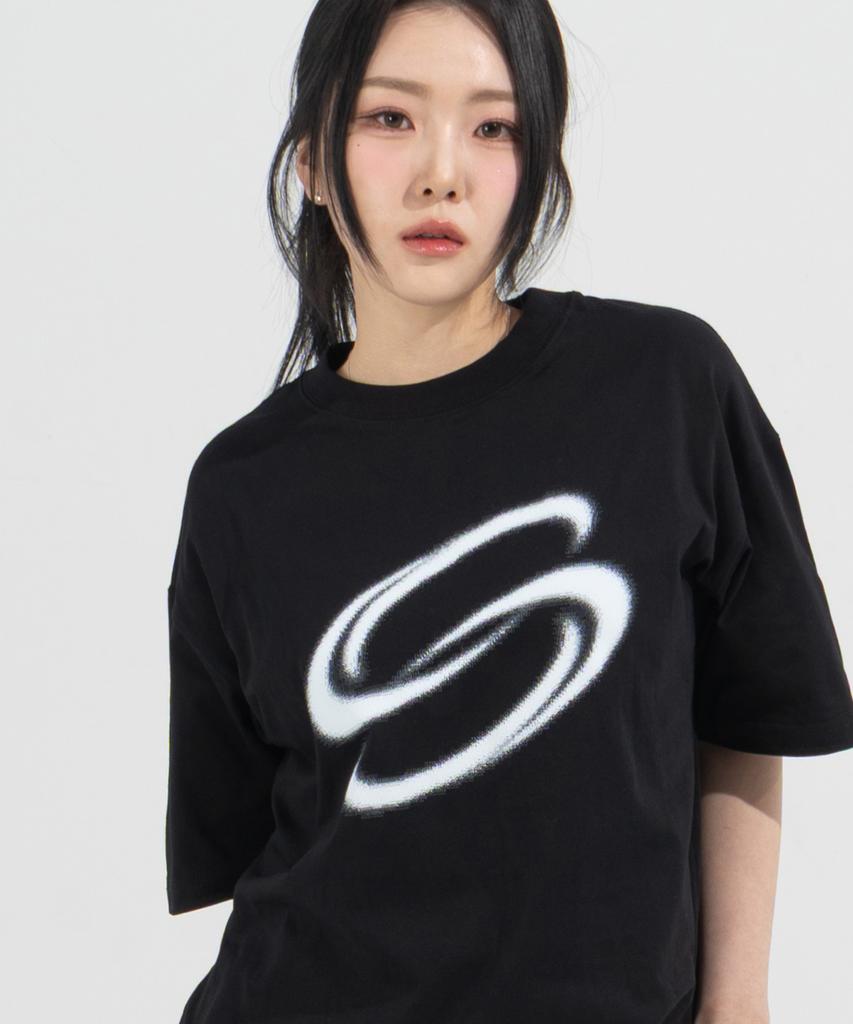 Peijeuhwaiteu [Phase_1] Double Loop Logo Tee_Black / 8802026-St03