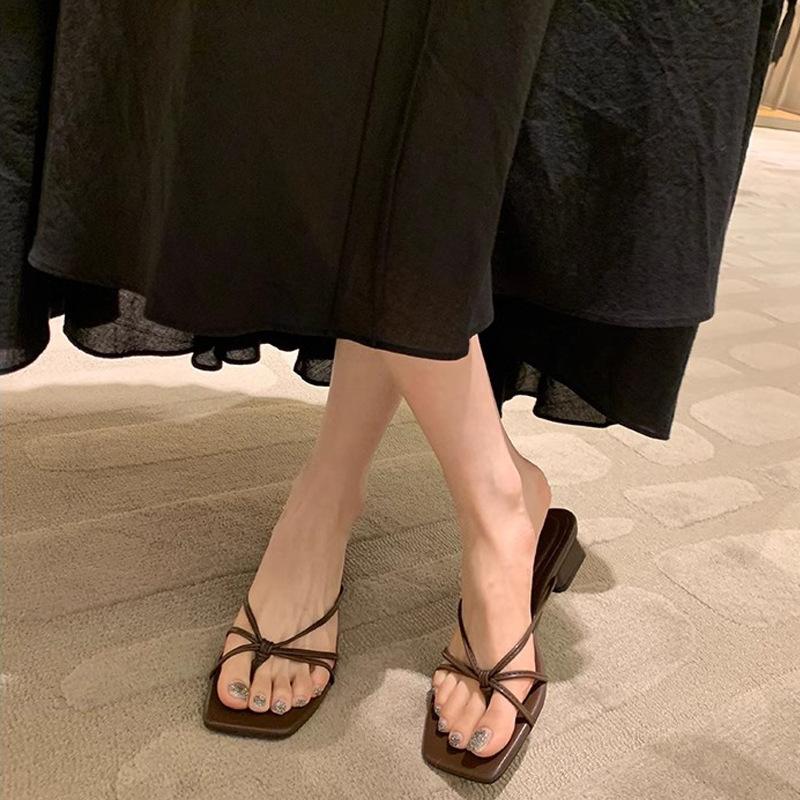 Traube Mutter vom gleichen Stil~ Neuer französischer eckiger Kopf im Sommer 2025, dünner Riemen ausgehöhlt und Füße, coole Slipper für Damen tragen