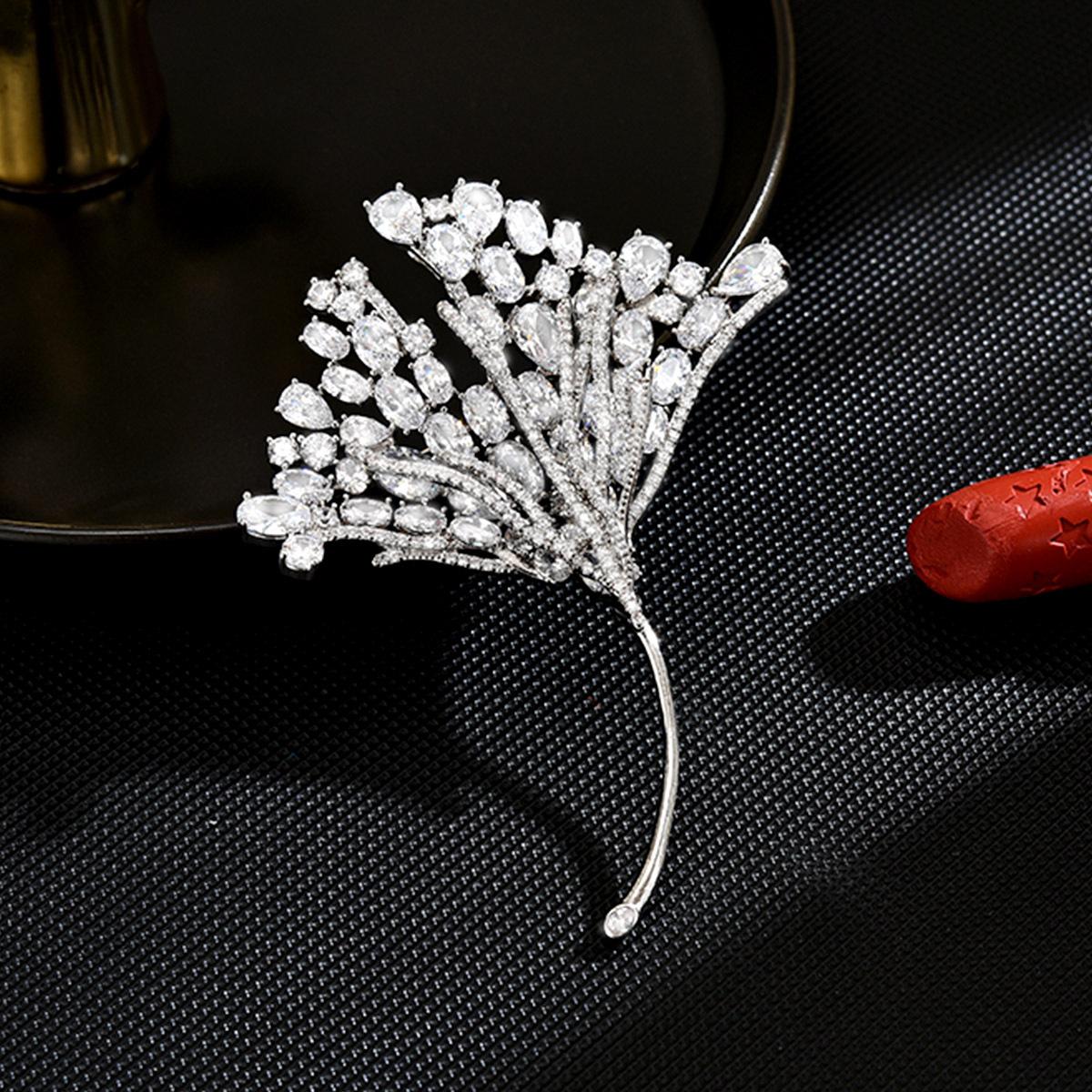 Wjg Pretty Women's Silver High-End Light Luxury Fashion Celebrity Style Ginkgo Biloba Brooch High-End Sense Full Diamond Commuting Exquisite Brooch Collar Accessories