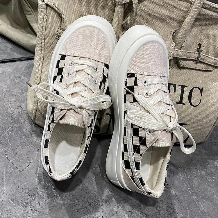 Les chaussures en toile à damier à semelles épaisses sont des chaussures décontractées confortables, respirantes, antidérapantes, à la mode et polyvalentes