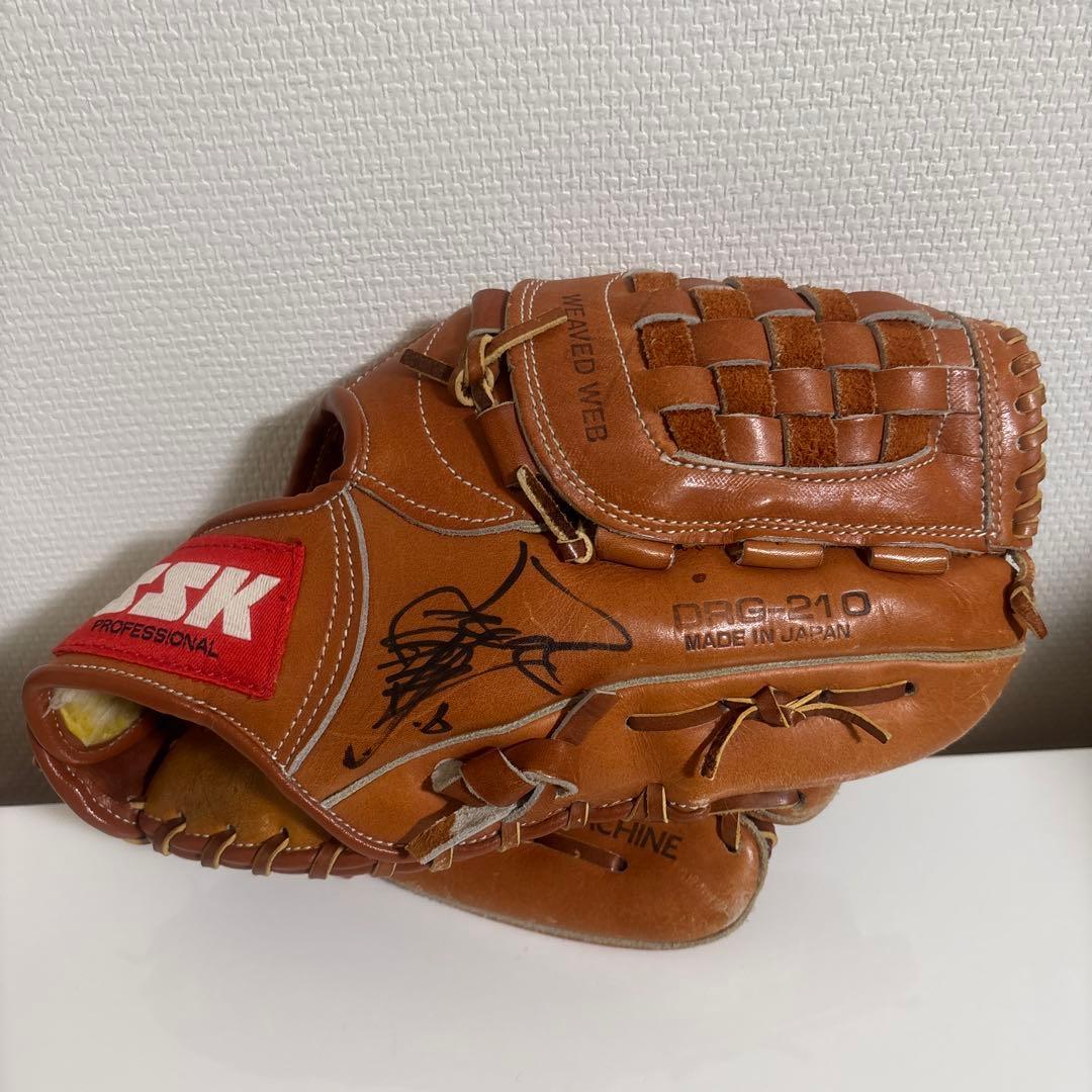 Used Gloves autographed by former Hanshin player Akifu Okada
