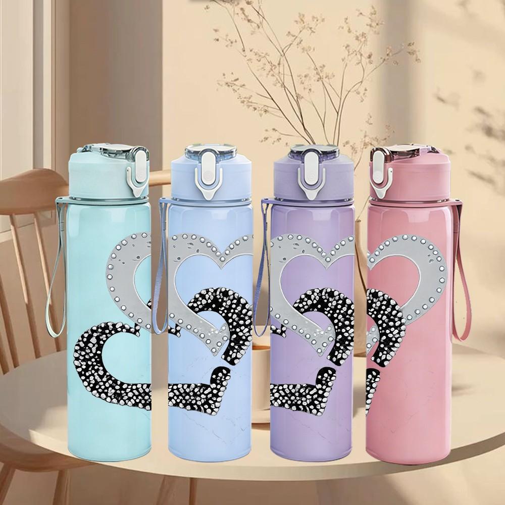 1PC Two Interlocking Metal Heart Print 750ml Color Plastic Sports Water Bottle Leakproof Flip Straw Lid Suitable for Sports Office Home Use