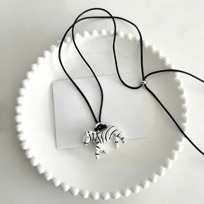 Fashionable Zebras Print Adjustable Length Necklace for Women Stylish Neck Chain Jewelry Perfect Gift