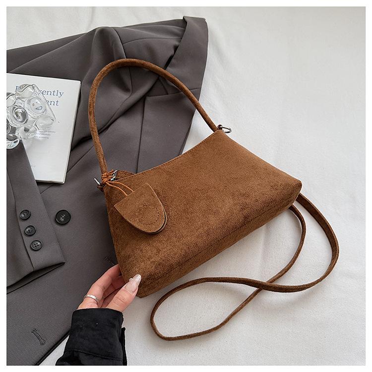 New handheld women's bag, premium matte shoulder messenger bag, fashionable and large-capacity retro underarm bag.