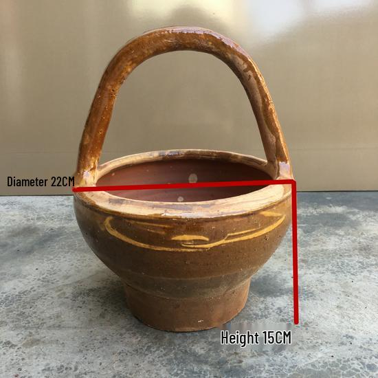 Старинная глиняная угольная печь - Рустикальный домашний очаг для костров на открытом воздухе и отопления дровами