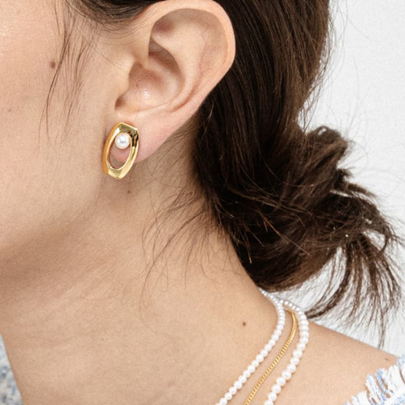 

Ahndronico square link pearl earring gold