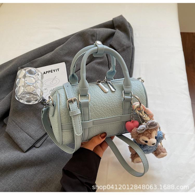 Korean version of simple pillow bag summer hand bag women's 2025 new fashion design texture shoulder messenger bag