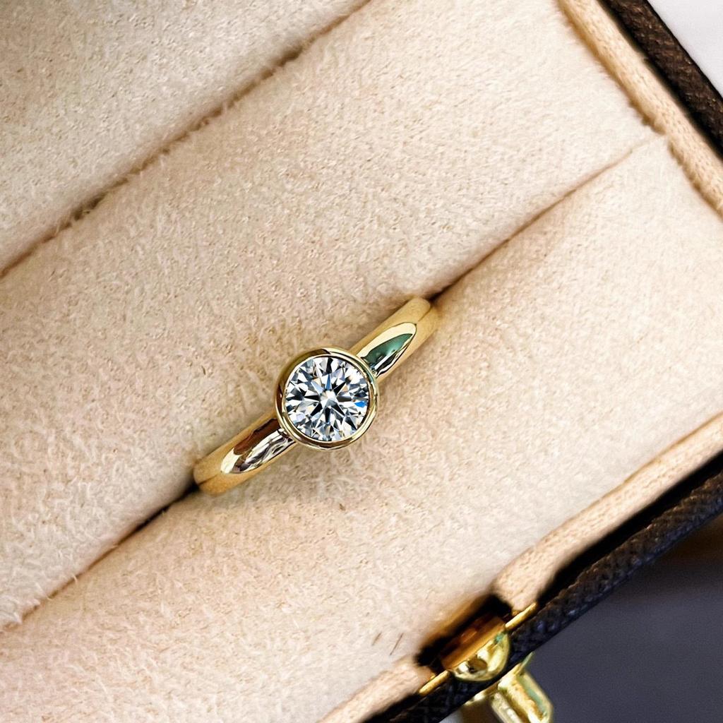 Anello in Diamante a Bolla Semplice di Lusso Leggero da 1 Carato Intarsiato con Otto Cuori e Otto Frecce Diamante ad Alto Carbonio Piccolo Versatile Anello in Diamante Rotondo