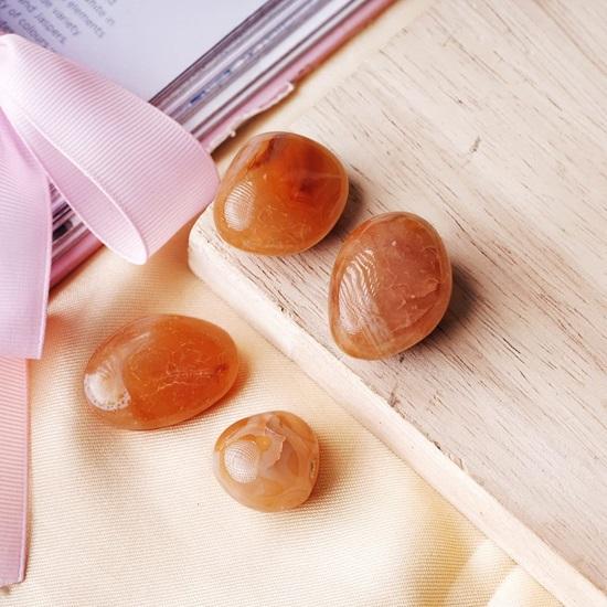 1 Pcs Reiki Healing Crystal Single Tumble Stone Raw Red Carnelian Tumble Gemstone Pebble for Aquarium Home Decorative Garden Table Vastu Correction