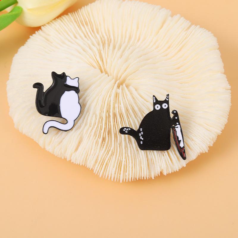 Schwarz-weiße Katze Emaille Brosche: Niedliches Kätzchen mit Messer & Katzen umarmen Design