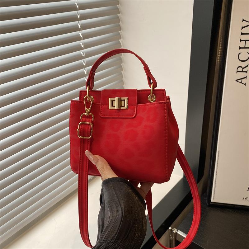 

Dinner solid color shoulder messenger bag 2025 new personalized women s bag foreign style retro lock armpit bag красный