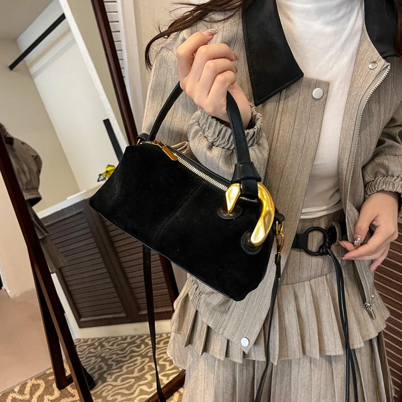 High-end niche bag women's autumn and winter 2025 new matte retro messenger bag popular portable Boston bag