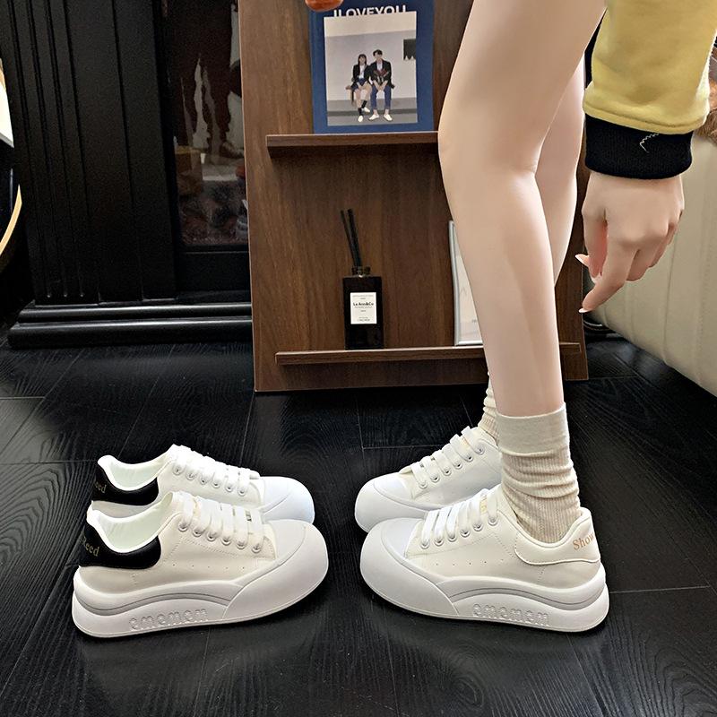 Premium sense versatile platform white shoes women's niche board shoes 2025 super fire new spring and autumn leisure sports bread shoes