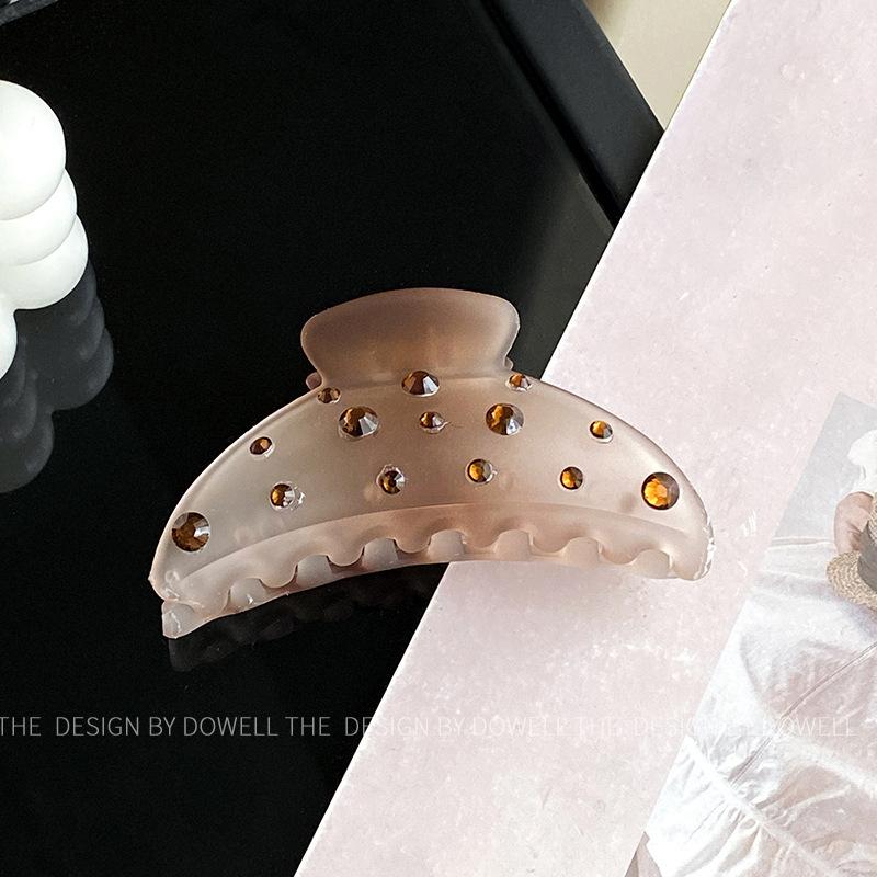 Beautifully Plastic Crafted Hair Claw Clips With Elegant Shapes And Vibrant Colors For Every Hairstyle Needs