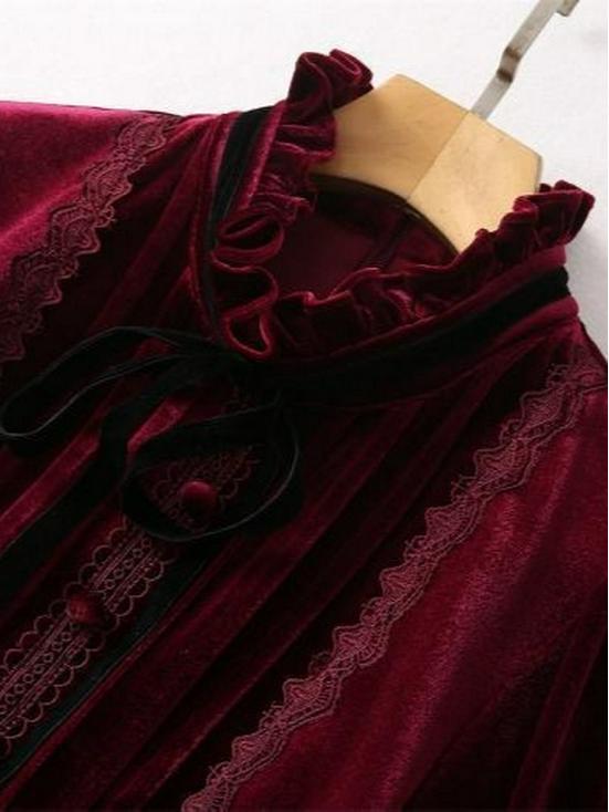 High-End Kveldsdrakt i Gullfløyel med Ståkrage og Lange Ermer