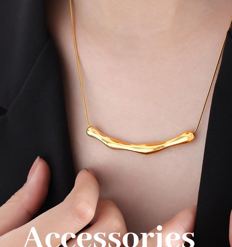 French Retro 18K Gold Titan Clavicle Necklace for Women