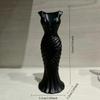 Kleidförmige 3D-gedruckte Blumenvase Verdrehtes Design Minimalistischer Stil Elegante Kleidervase Blumendekoration