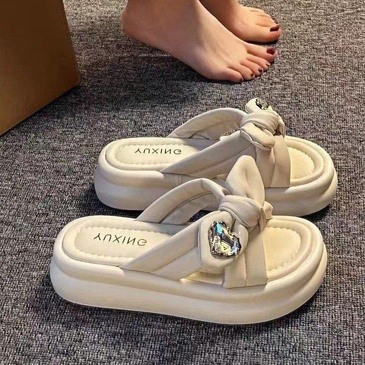 Hausschuhe für Damen Sommer Outdoor-Bekleidung, 2025 Neuer Feenstil Schmetterlingsschleife Heller Diamant Dicksohlige Strandschuhe, Gerader Slipper Trendy