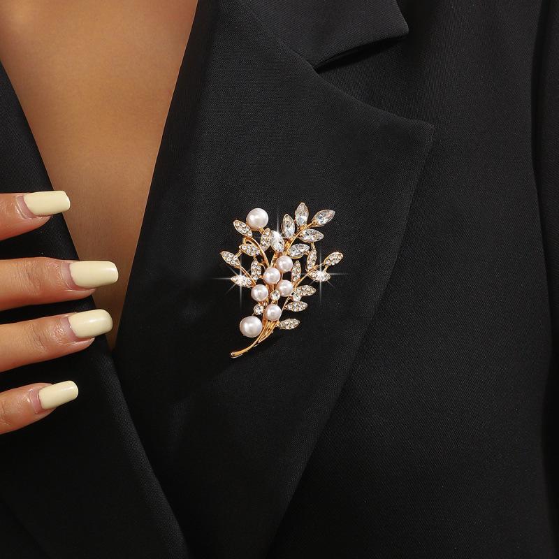Elegant Artificial Pearl Gardenia Leaf Brooch
