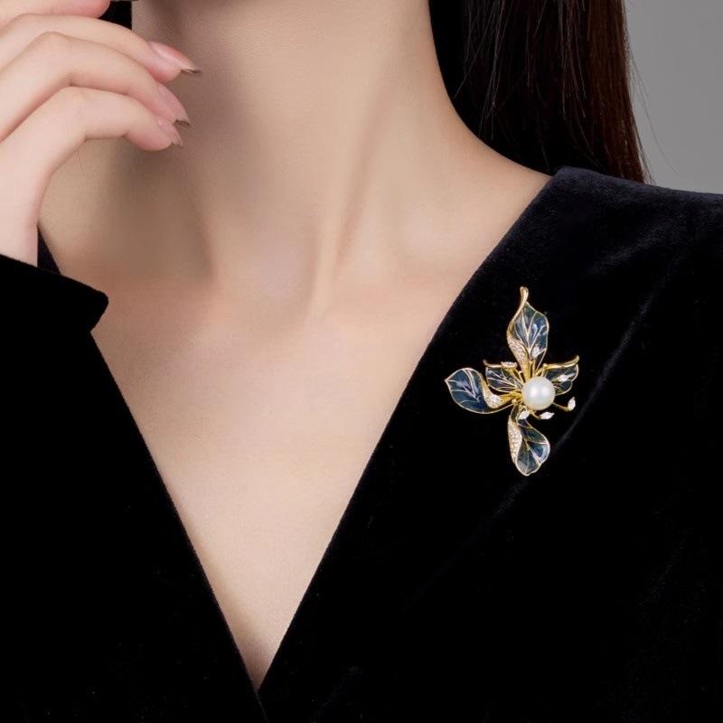 Exquisite Iris, High-end Femininity, Versatile and Light Luxury Brooch