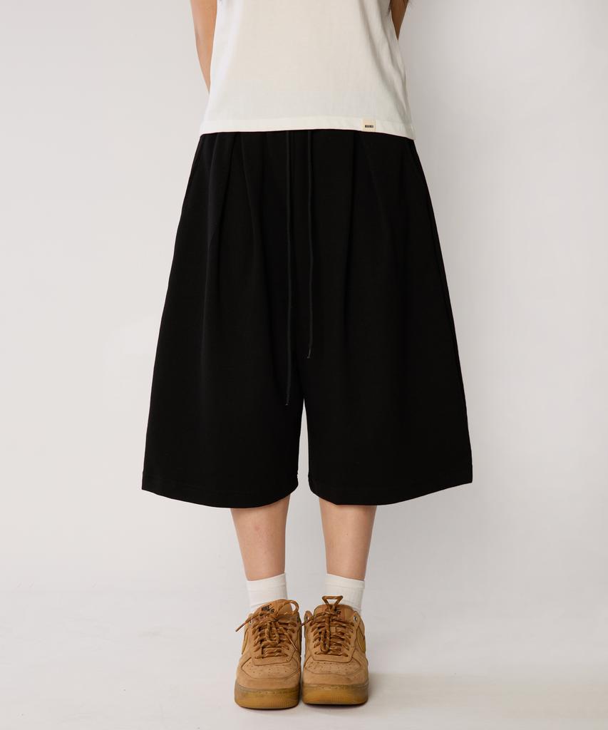 BOUNDARY Double-Pleated Twin Cross Bermuda Shorts [Black]