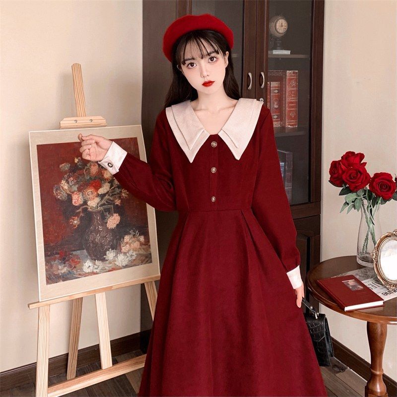 Oversized damekjole i retro hoffstil for høst og vinter med dobbel krage og midjebånd, temperament over knelengde skjørt