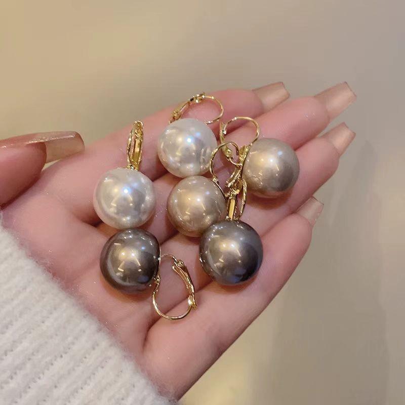 Retro Hong Kong Style Pearl Ear Clip Earrings for Women - Unique European & American Aesthetic Ear Danglers Gray Earring Clip (High Gloss Pearl)