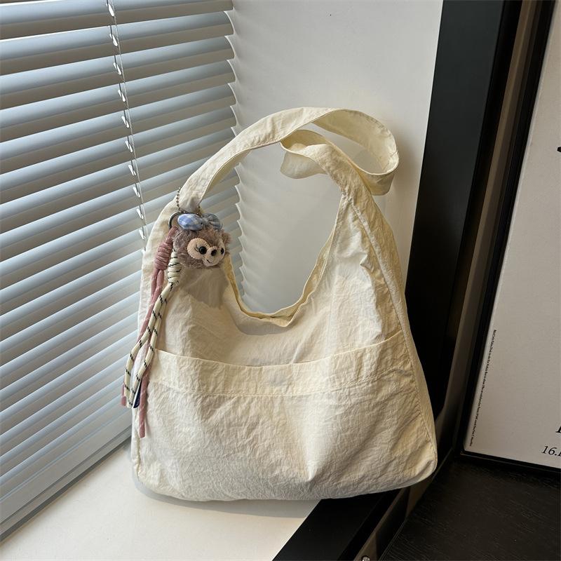 

Solid color shoulder bag new simple and versatile college student casual and durable commuting high value dumpling armpit bag Without pendant білий