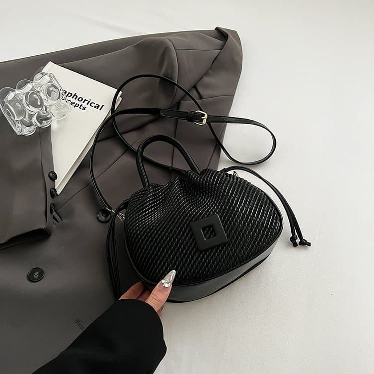 Bolsa de ombro feminina elegante com textura