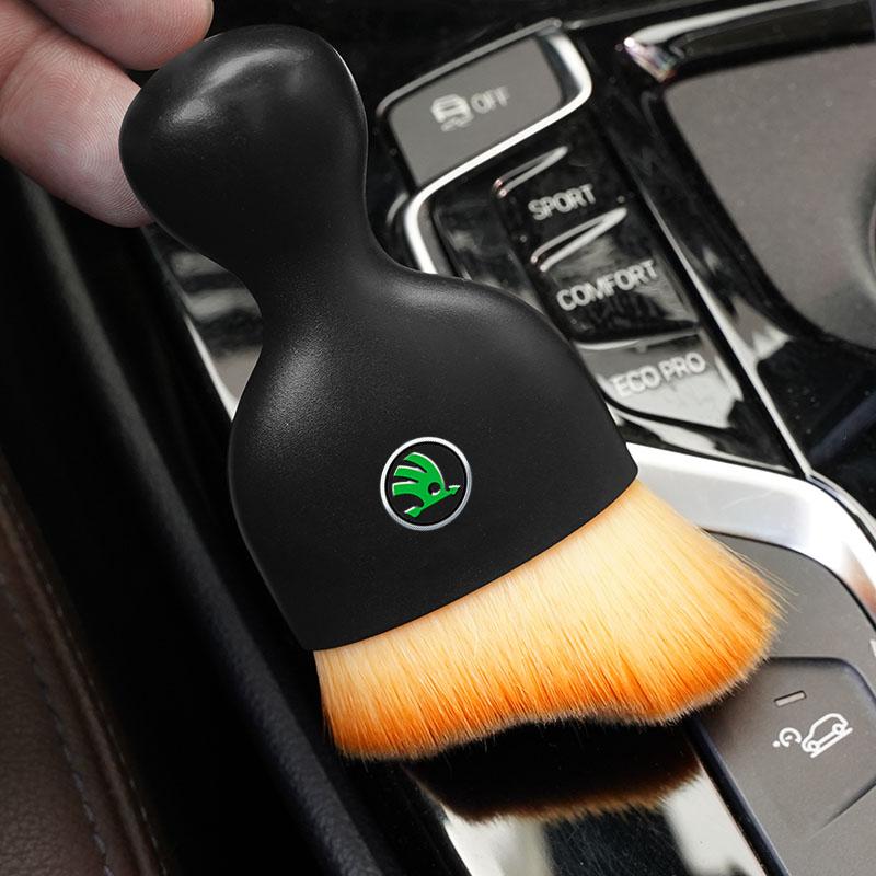 AAAAB1 1Pcs Car Logo Cleaning Soft Brush Tools Dust Remover For Skoda Octavia Rapid Kodiaq Superb Karoq Fabia Kamiq Enyaq RS Yeti Scala