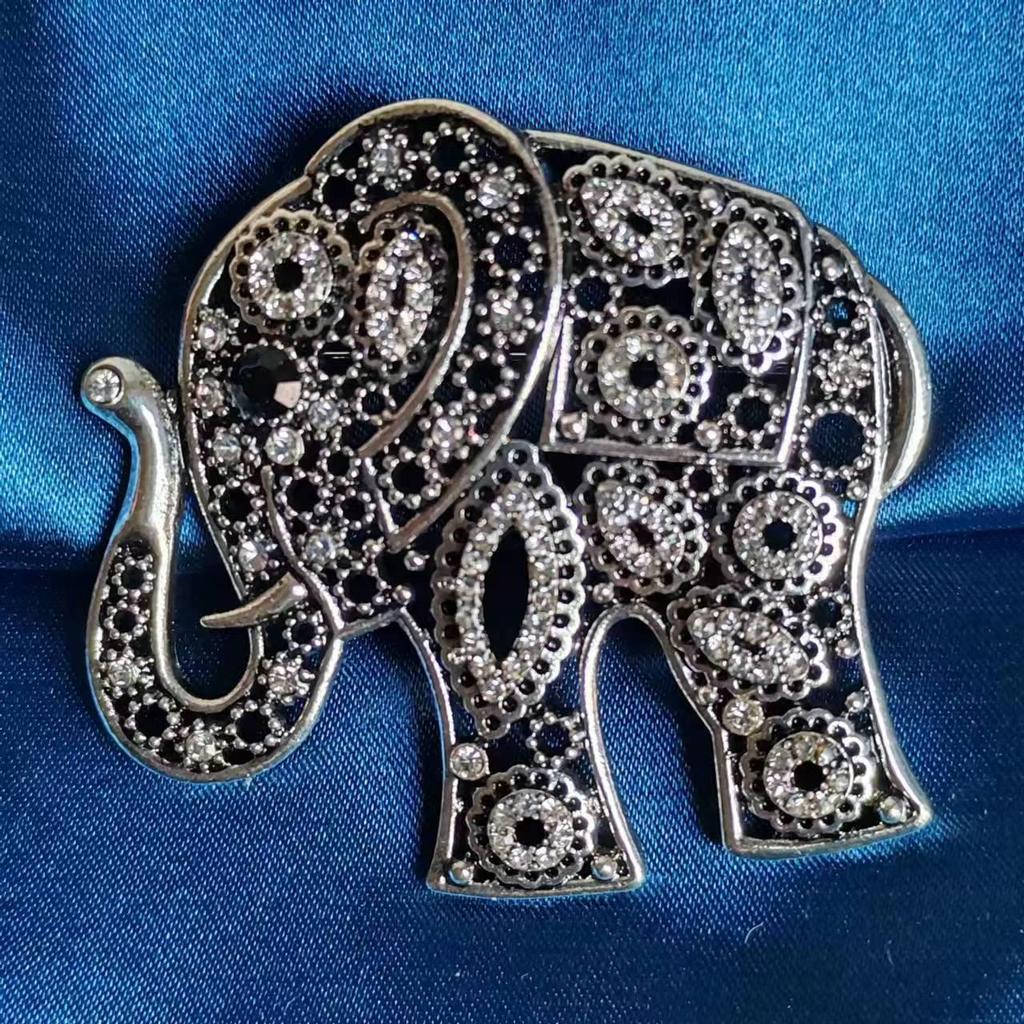 High-End Korean Alloy Scarf Buckle with Diamond, Pearl, and Brooch Pin Accessories