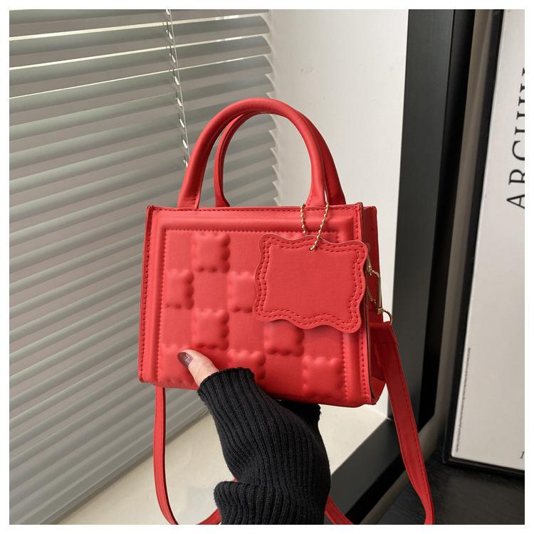 

Spring Checked Small Square Bag Women s 2025 Solid Color Fashion Portable Underarm Bag Simple Retro Shoulder Bag Women s Crossbody Bag красный