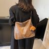 This year, it is popular to supply large-capacity women's shoulder bags 2025 new autumn and winter retro messenger bags commuter bags.